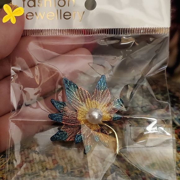 Retro high-end, multicolor maple leaf brooch with pearl and gold trim. - Picture 7 of 8